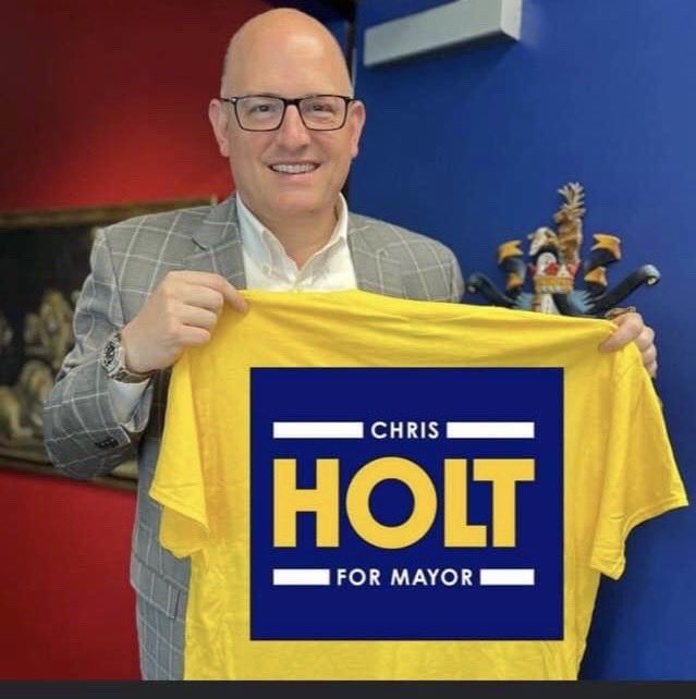 UrbanRat's tweet photo. It is going to warm (75F) in Windsor this weekend - my I suggest you WEAR YOUR #Holtformayor EVERYWHERE, flood the city! @voteholtDOTca https://t.co/Ye4a7j9BC3