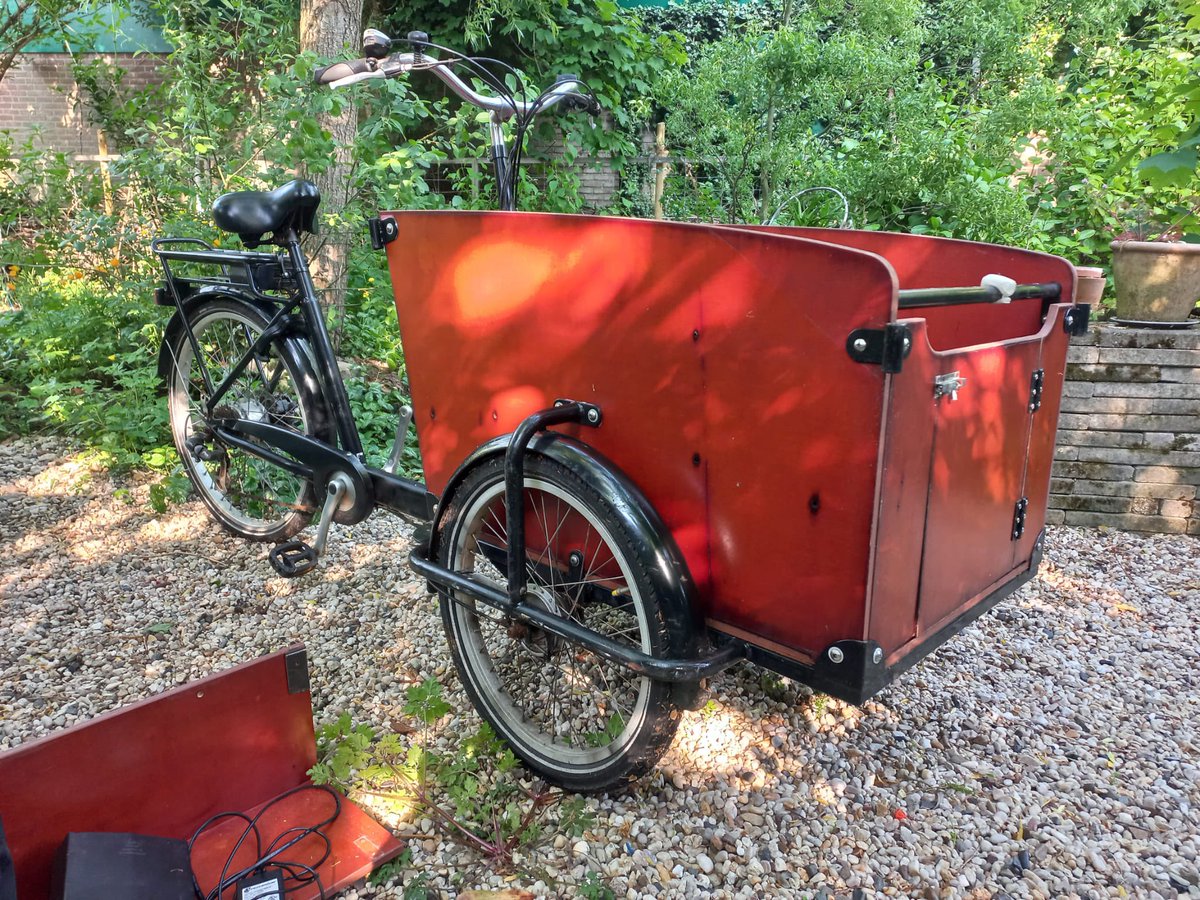 kernkracht_'s tweet photo. Een paar weken geleden is onze elektrische bakfiets, die we vooral gebruikte voor ons #ExpEx project, gestolen van de Tielweg #Gouda.
We hebben de beelden van de daders, (de politie ook) maar mogen deze helaas niet delen. 1. https://t.co/SWWQzHawT2