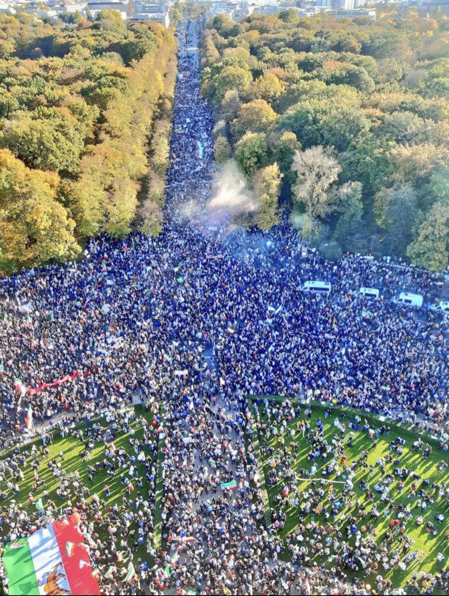 Das Foto hatte nach 10 Minuten in den iranischen Netzwerken 30.000 views und 600 Kommentare. Berlin, 22. Oktober. #IranProtests2022 #IranRevolution #Mahsa_Aminiمهساامینی