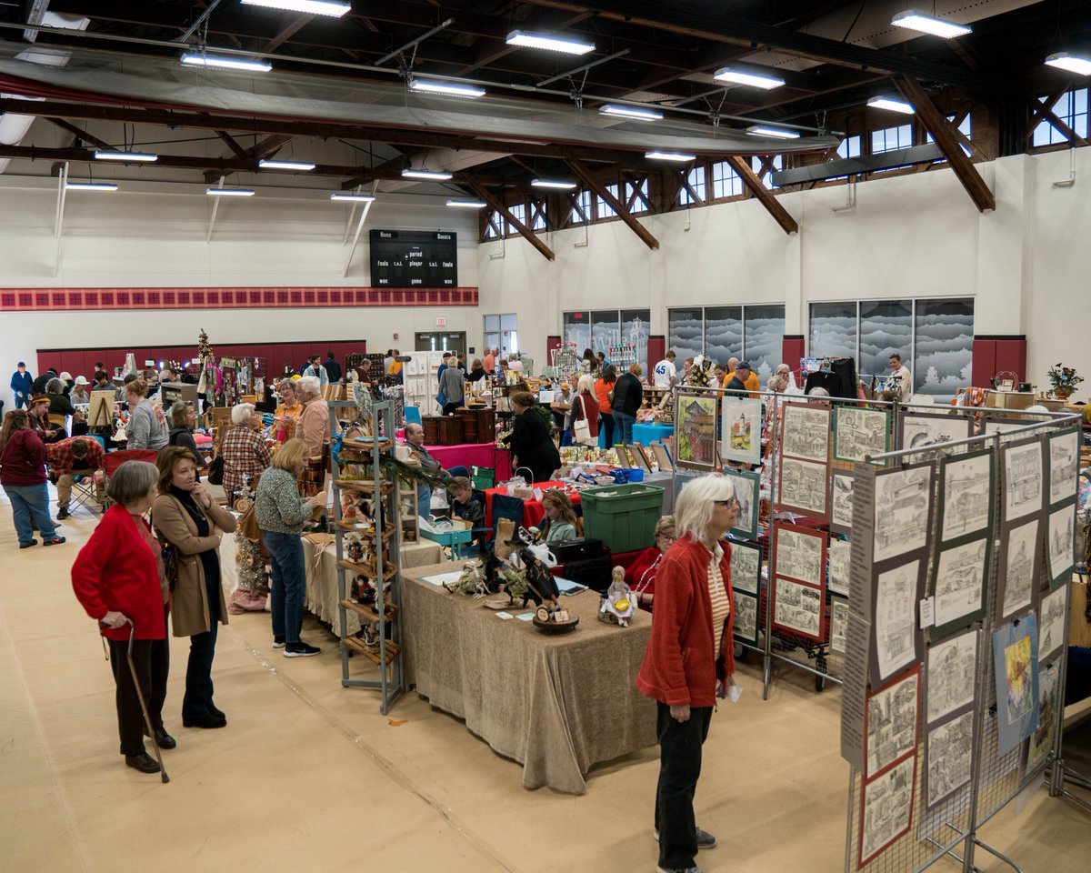 Hey, @maryvillealumni, if you're here for #HometoHowee22, don't forget to stop by the newly minted Alvin C. Baker '72 Craft Fair over in the Alumni Gym. Christmas is coming, and proceeds benefit scholarships to #MaryvilleCollege by the Blount Co. Alumni Association! #goscots