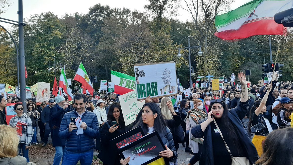 Wahnsinn wieviele Menschen grade für die Freiheit der Frauen* und Menschen im #Iran auf Berlins Straßen sind. Solidarität mit den Frauen* und allen vom iranischen Regime Unterdrückten, die gerade alles für ihre Freiheit riskieren!❤️✊🏽