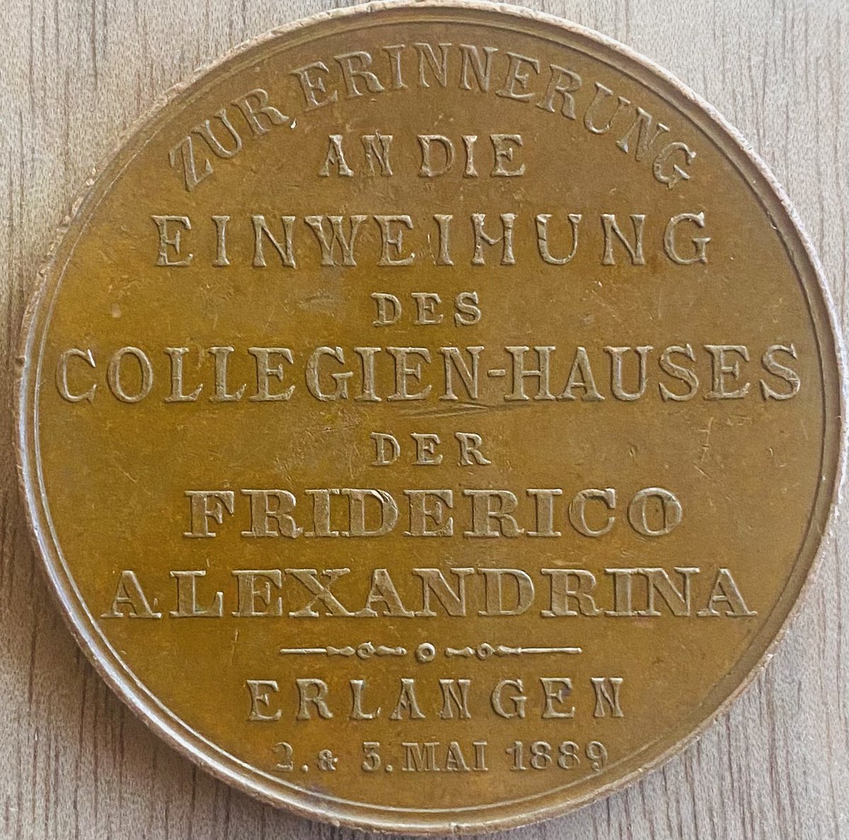 Hornegger's tweet image. #FAUknowledgeToGo: Our student senators gave me this commemorative coin. It was designed for the inauguration of #FAU's #Kollegienhaus on behalf of the #FAUrector, and now I have it. Thank you so much!! @UniFAU @EbbinghausLara er1900.de/kollegienhaus.…