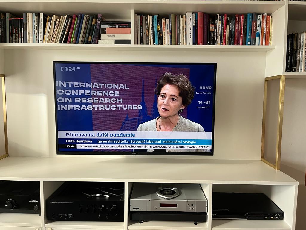 ICRI2022 (@icri2022) on Twitter photo #ICRI2022 resonates in Czech public media…
Today, <a href="/CRozhlas/">Český rozhlas</a> broadcasted an interview w/ <a href="/HugePossum/">Hugh Possingham</a> about <a href="/Marxan_Planning/">Marxan</a> & just now, <a href="/embl/">EMBL</a> D-G Edith Heard was seen at <a href="/CzechTV/">Česká televize</a> / <a href="/CT24zive/">ČT24</a> talking about the preparedness for the next potential pandemic… #ICRI2022 resonates in Czech public media…
Today, <a href="/CRozhlas/">Český rozhlas</a> broadcasted an interview w/ <a href="/HugePossum/">Hugh Possingham</a> about <a href="/Marxan_Planning/">Marxan</a> & just now, <a href="/embl/">EMBL</a> D-G Edith Heard was seen at <a href="/CzechTV/">Česká televize</a> / <a href="/CT24zive/">ČT24</a> talking about the preparedness for the next potential pandemic…