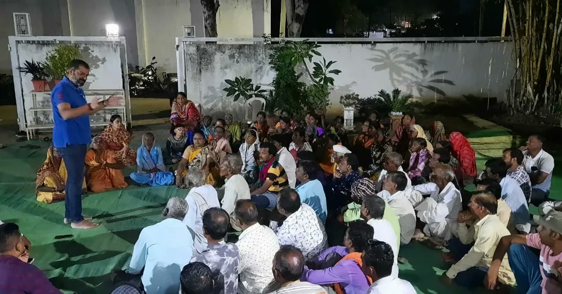 amarkale_speaks's tweet photo. आर्वी येथे माझ्या निवासस्थानी शहरातील घरकुल लाभार्थ्यांची बैठक घेतली
अनेक वर्षांपासून लाभार्थ्यांच्या घरांचे बांधकाम प्रलंबित आहे,केंद्र सरकारकडून निधी मिळत नाही,सध्या आर्वी नगरपरिषद मध्ये ७ कोटी ७५ लक्ष रुपयांचा निधी उपलब्द असतांना सुद्��ा ते लाभार्थ्यांच्या खात्यात जमा होत नाही https://t.co/yYk2UN80BY