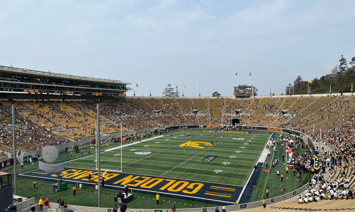 .@CalFootball takes on Washington tonight. Avoid the parking hassle. Many of our lines go to @SFBART, so you can get to Downtown Berkeley and walk to the game! Plan your trip here: bit.ly/3AERbot Gameday detours: bit.ly/3gaXNm4 #GoBears.