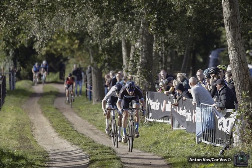 ctvolkerwessels's tweet photo. Nederlands Kampioen Gravel! 🇳🇱 Coen Vermeltfoort pakt de Nederlandse titel en neemt de rood-wit-blauwe trui over van Tijmen Eising, die in 2021 de koers won 🏆. #alsteamsterk
📸 Anton Vos https://t.co/M4uPiTDxN9