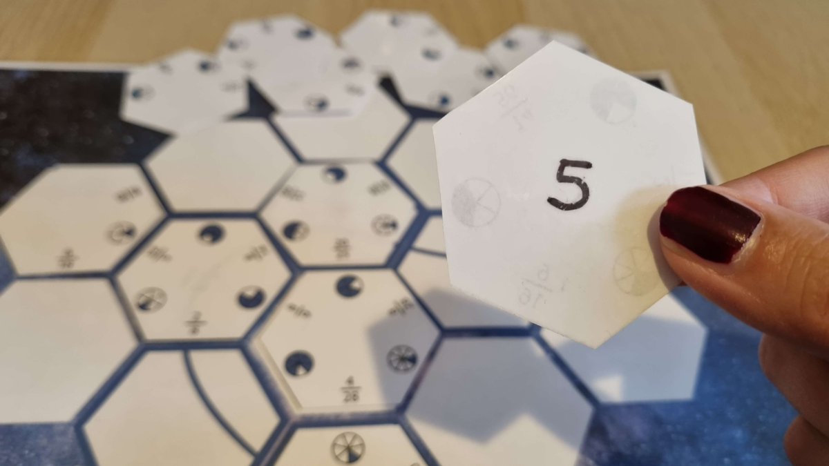 Vor einiger Zeit haben wir den #escaperoom X20 zum Thema Brüche/Mathematik (5. Klasse) veröffentlicht. Die vier Gruppen finden im Spiel heraus, dass sie mit anderen kooperieren müssen, um zur Lösung zu kommen. Aus einem Wettkampf wird ein Teamplay! bit.ly/3TsaS9n
#twlz