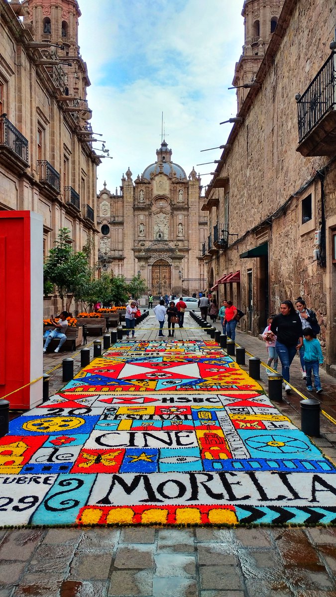 ELDEBATE's tweet photo. De fiesta y cine 🎞📽 
Morelia se puso bonita para el 20 aniversario del #FICM, la inauguración será hoy por la tarde y contará con la presencia de Alejandro González Iñárritu, quien presentará su última película
Más información: https://t.co/ypeIaulC3k

📷: DEBATE/Eliza Flores https://t.co/rrTeilpFhA