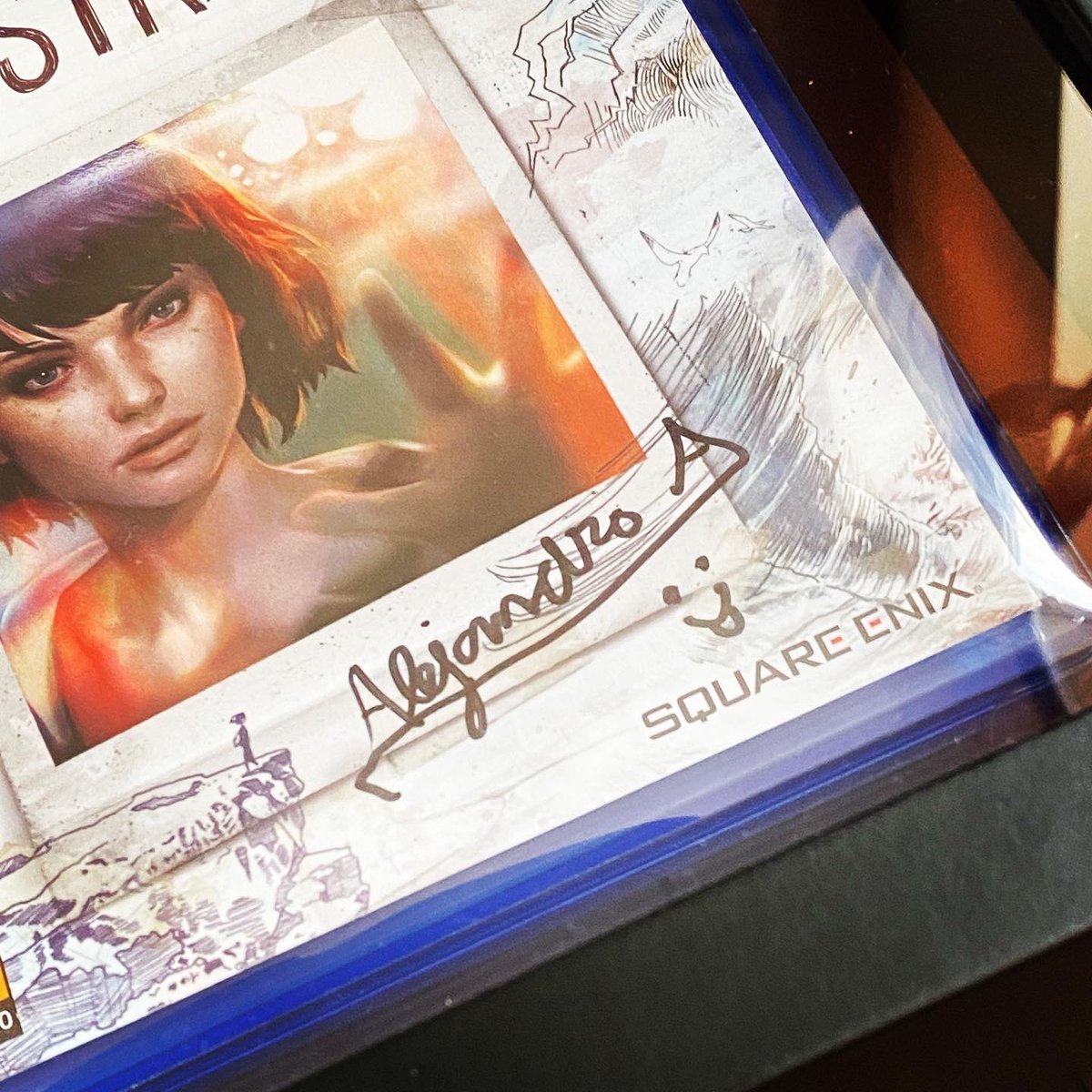 FrameAGame's tweet photo. 🚨 GIVEAWAY TIME! 🚨

Fancy winning a framed copy of #LifeIsStrange signed by game designer @DarkVegetaMad? 🤔

All you have to do is:

👉🏼 Follow @FrameAGame 
👉🏼 Retweet this tweet

That’s it! 😎 

Winner drawn 31.10.22. 
Open to UK, EU and US. https://t.co/Htjtapi6WI