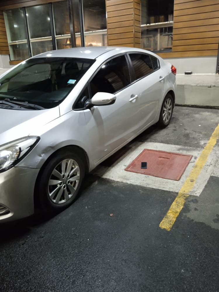 policiadepanama's tweet photo. Gracias al patrullaje a pie por diferentes centros comerciales, ubicamos un celular,  posteriormente localizamos al propietario y se le hizo formal entrega del equipo.  ¡Una buena acción! https://t.co/NsZVAgiURO