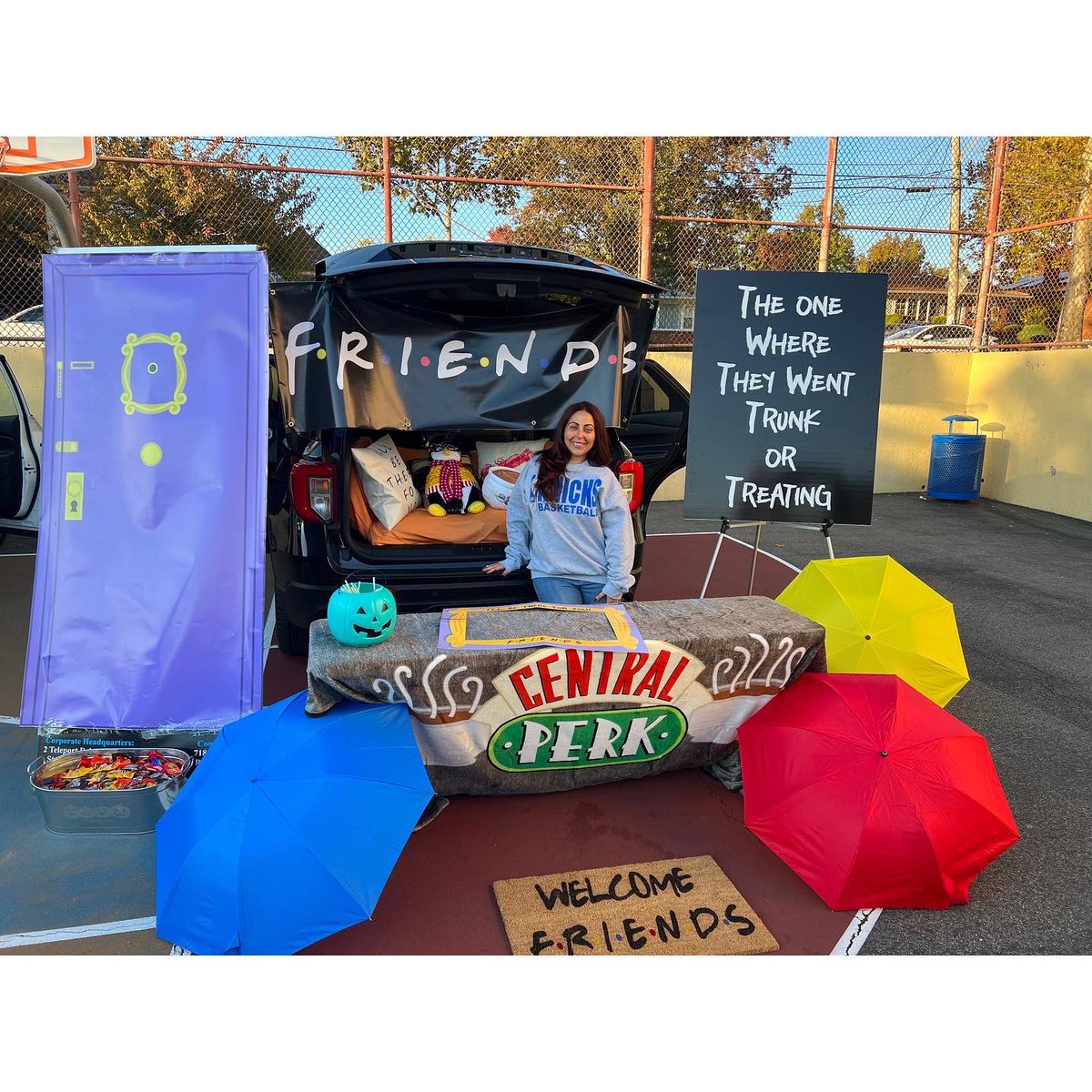alyssavee3's tweet photo. The one where we went trunk or treating #trunkortreat #friendstheme #friends @CourteneyCox @LisaKudrow @Matt_LeBlanc @MatthewPerry @DavidSchwimmer https://t.co/P0ig8yNKV9