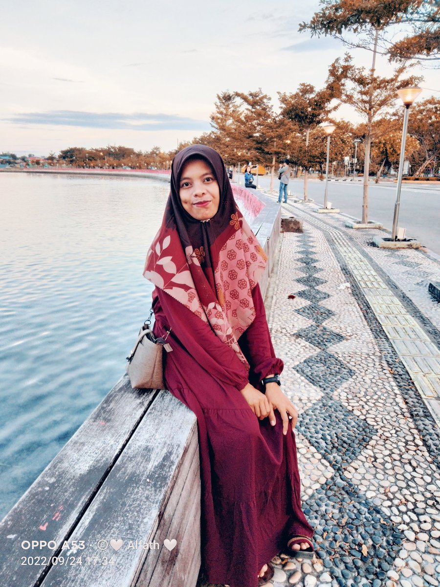 Kita adalah takdir
Yang tak sengaja dipertemukan,
Peganglah erat
Aku tak ingin berpisah
Karena setiap hari bersamamu
Pelangi tiba setelah hujan
Bulan bersinar di setiap malam
Kita lah makna Cinta
❤