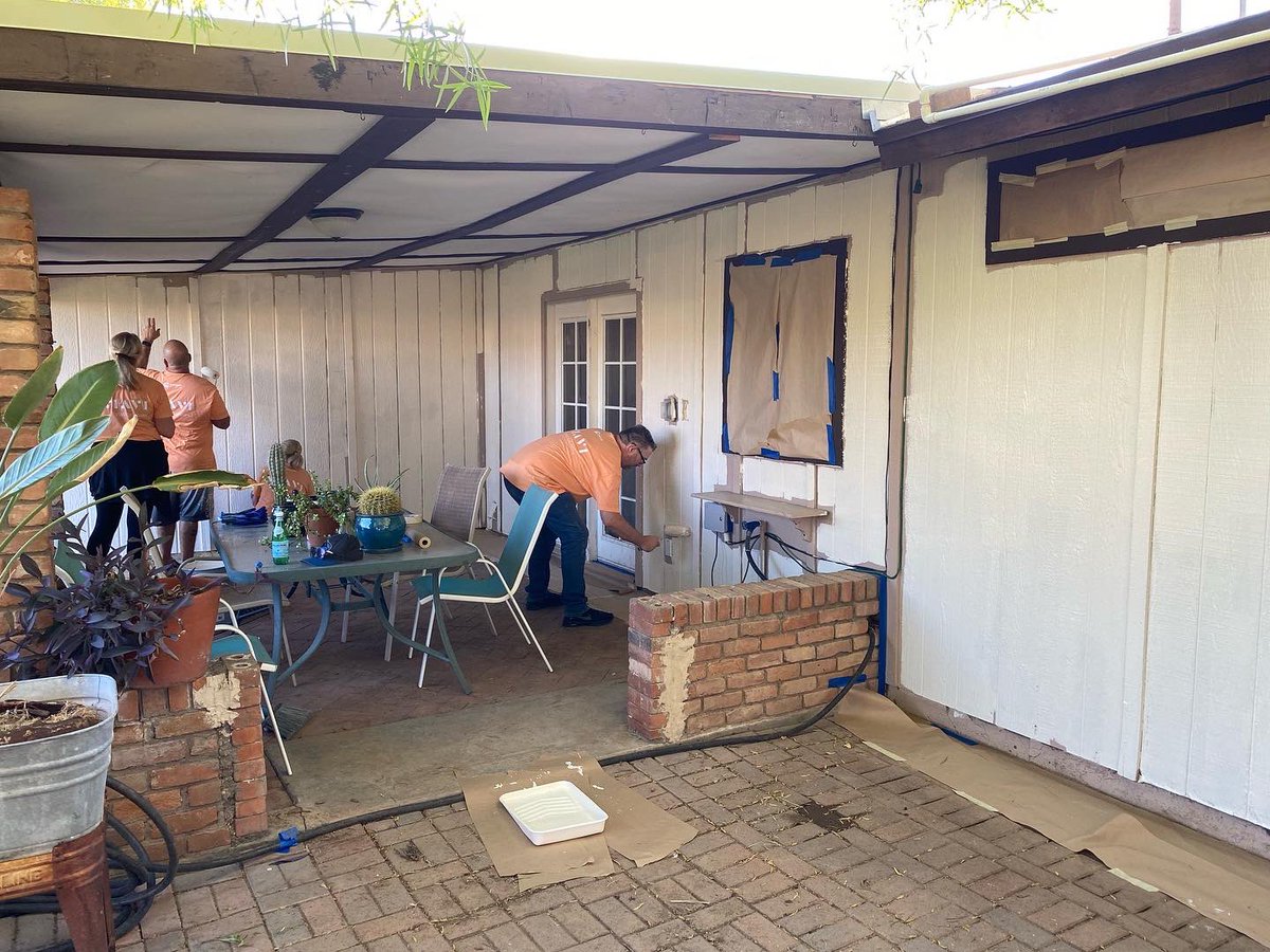 goldypak's tweet image. First coat of paint going on with the help of @ViaviSolutions 🖌️ #ForOurCityDay #PepperwoodNeighborhood #ViaviSolutions #CityofChandler