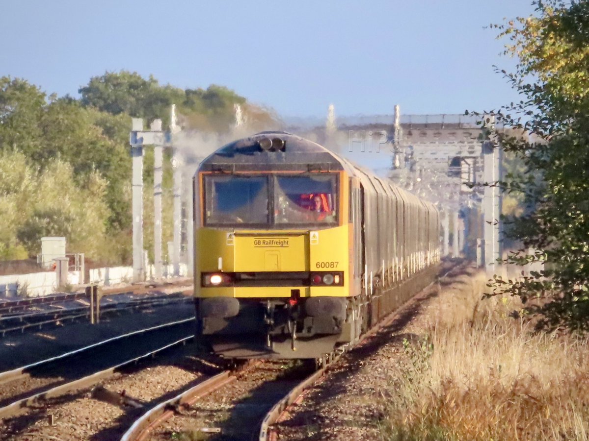 GBRf #Class60 60087, hauling 6H12 0627 Jarrow Tyne Coal Terminal > Drax Power Station, clears the newly erected OLE as it approaches Church Fenton

22/10/22