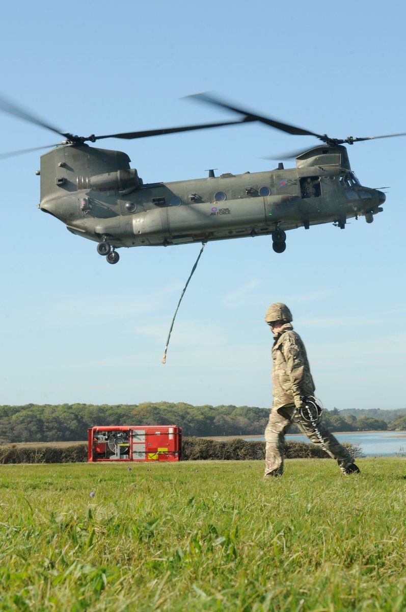 RAF and @BritishArmy demonstrating heavy-lift capability of #Chinook to Isle of Wight emergency services. 3.3 tonne water pump is no problem, 10-tonne Chinook could carry 3! We’re ready 24/7 to provide assistance anywhere in the UK. Full story: bit.ly/3CWWzCJ