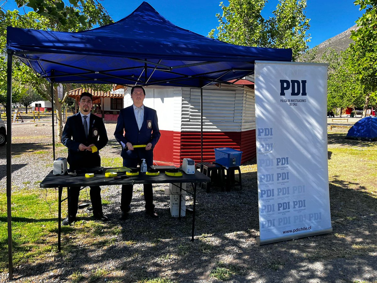 PDI_Valparaiso's tweet photo. Detectives de #LosAndes apoyaron a personal de la Jefatura Nacional de Delitos Contra las Personas en la implementación de la campaña #Sebra, repartiendo brazaletes para evitar el extravío de niñ@s, en el marco de la peregrinación al Santuario Santa Teresa. https://t.co/Rt58IWRNoZ