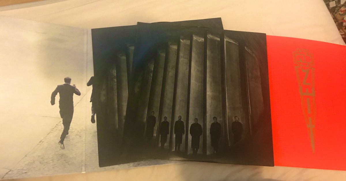 irlauslaender's tweet photo. MY BF GOT ME THE ZEIT VINYL WTF screaming crying throwing up https://t.co/NApfEAtoKp