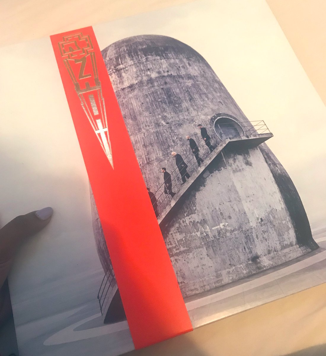 irlauslaender's tweet photo. MY BF GOT ME THE ZEIT VINYL WTF screaming crying throwing up https://t.co/NApfEAtoKp