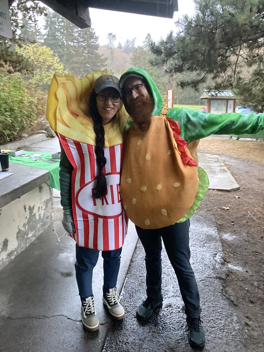 endless_trails's tweet photo. It’s raining. The air is awesome. We have a fantastic crew of stalwart runners who have been cruising on brutally beautiful trails for over an hour. 

We also have some great, cozy costumes happening at the start/finish, per usual. 

#Carkeek12Hour #Carkeek6Hour https://t.co/C4O1GaAoOv