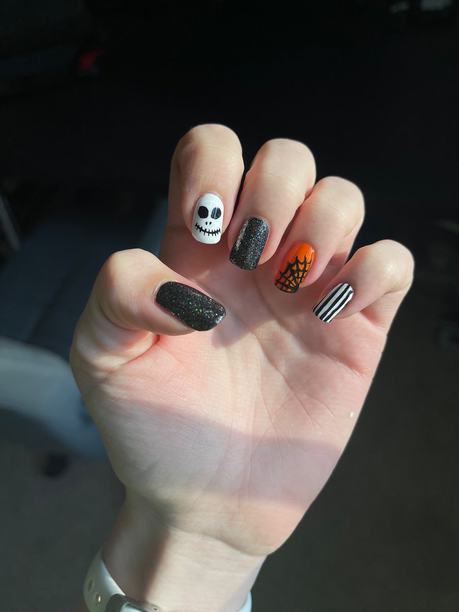 marycfucci's tweet photo. @holotaco #holotacoholoween2022 nail art 💀 https://t.co/O1Nx7x8GH9