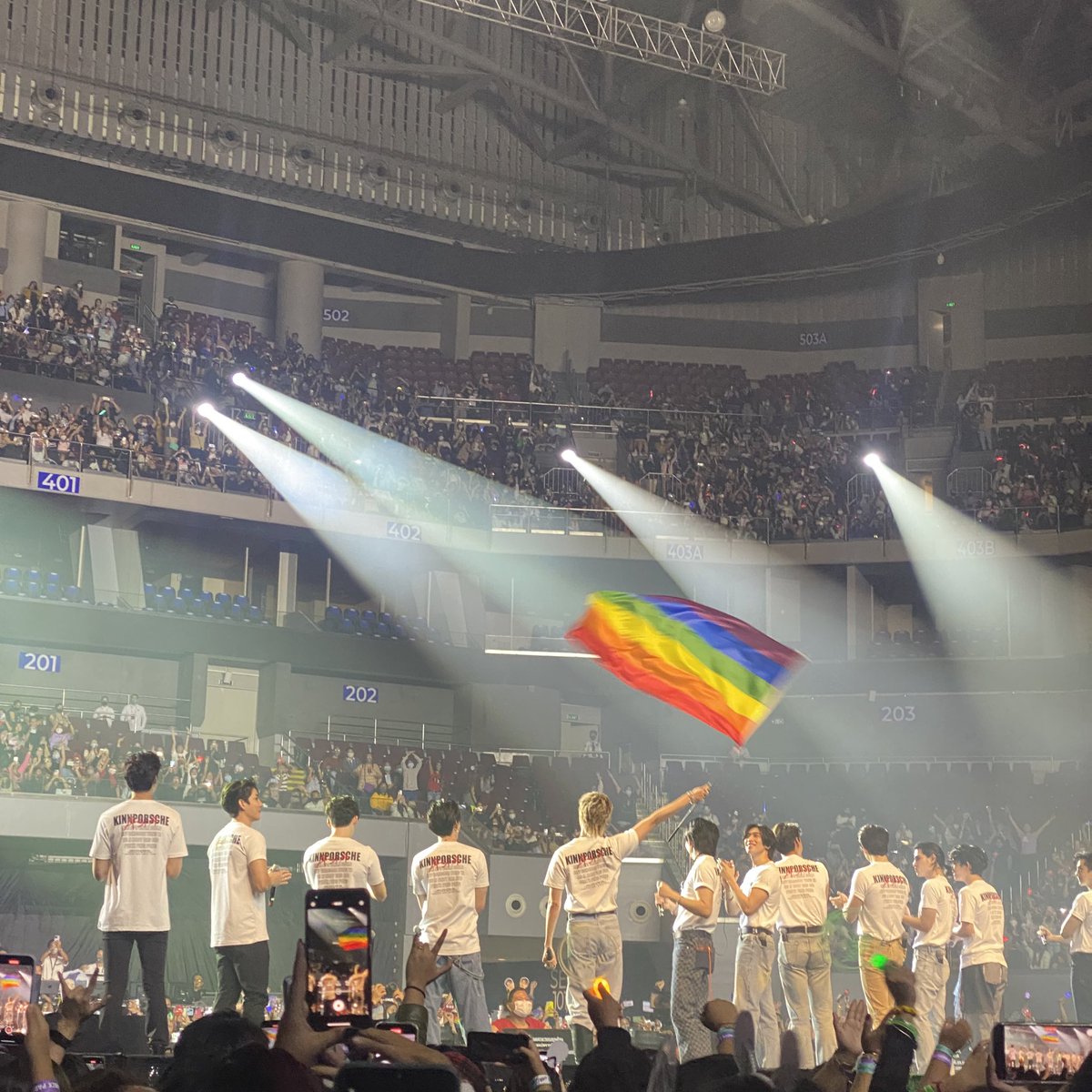 MhamaJN's tweet photo. ขนลุกมาก พี่ต๋องบอกดีใจที่ได้เปนตัวแทน LGBTQ พร้อมโบกธง อมก https://t.co/7rSKVU8CKw