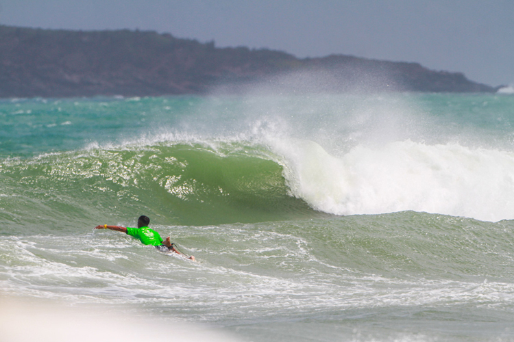EdsonAdrenanews's tweet photo. Boas ondas na sexta-feira pelo CBSurf Geribá Master,  segunda etapa do Circuito Master, em Geribá. Acessem: https://t.co/t6dMm0231a e confiram. Foto: Pedro Monteiro #adrenanews #surfnews #surfbrasil #surfbrasileiro #surf #surfer #surfboards #surfing  #surffeminino #surfmaster https://t.co/FVGOd371mX