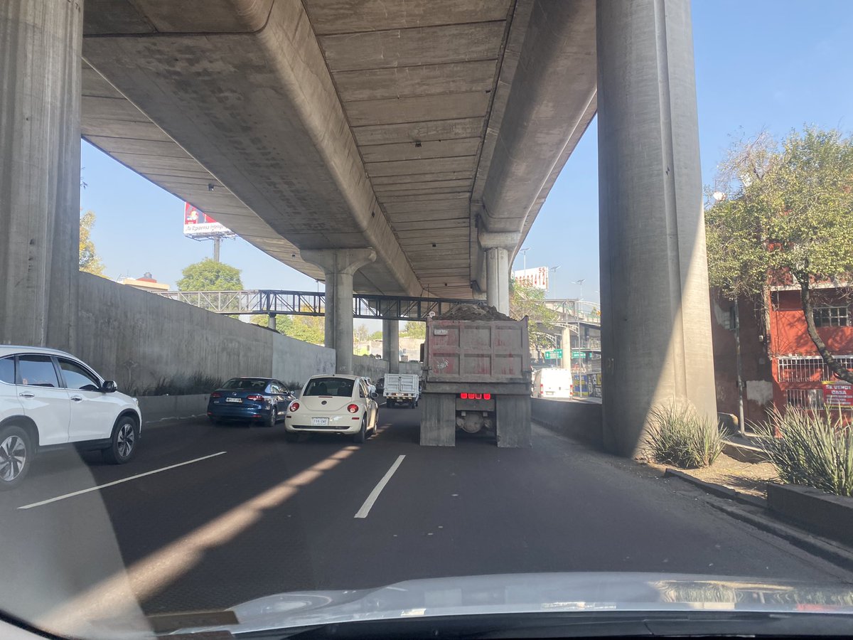 AnneScuivel's tweet photo. Camión de carga con placa prácticamente ilegible y trailer con caja circulando en los carriles centrales de periférico, a la altura de la salida a Chivatito @AlcaldiaMHmx @LaSEMOVI https://t.co/MMj3Ot7yVc