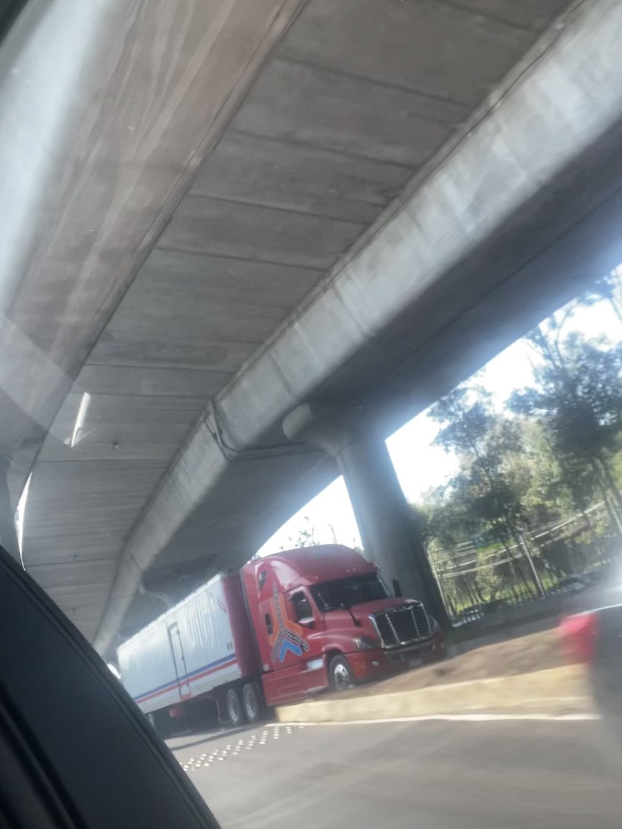 AnneScuivel's tweet photo. Camión de carga con placa prácticamente ilegible y trailer con caja circulando en los carriles centrales de periférico, a la altura de la salida a Chivatito @AlcaldiaMHmx @LaSEMOVI https://t.co/MMj3Ot7yVc