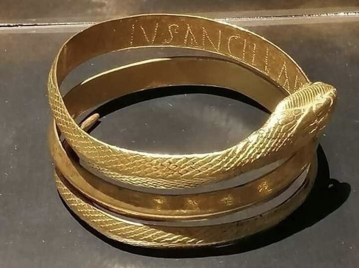 Roman Helmet Guy tweet media