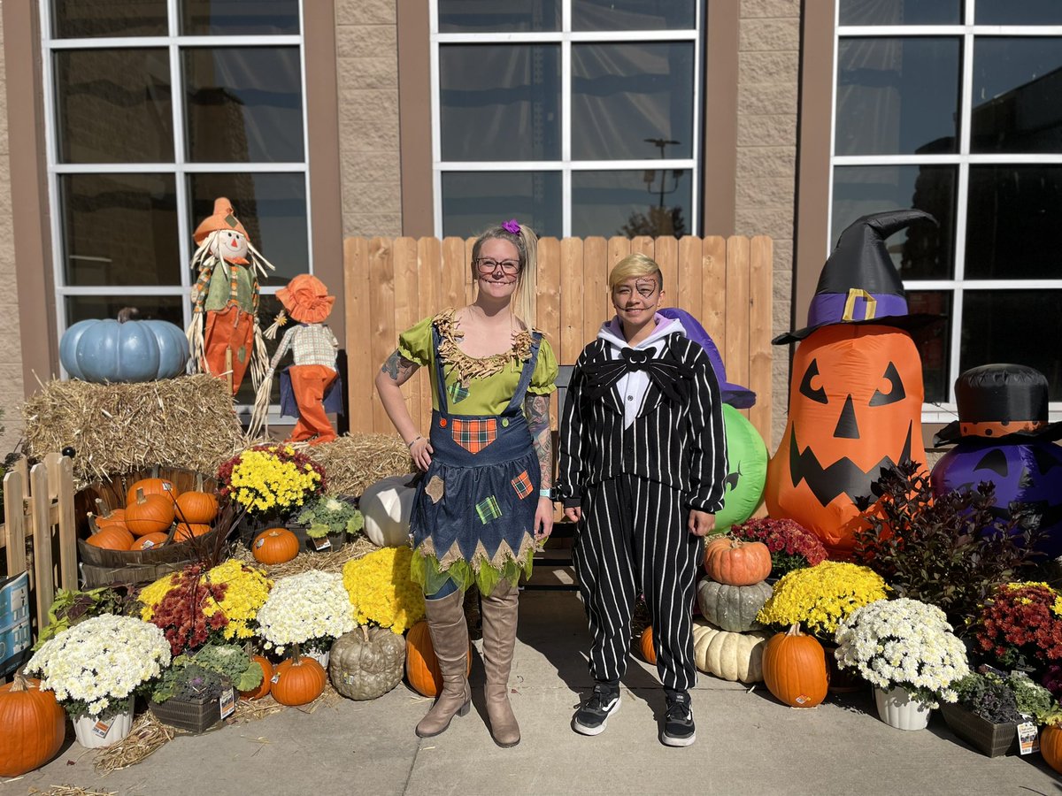 lindseyAtLowes's tweet photo. TRICK OR TREAT. 🎃👻 #lowes2894 @LowesRegion7 @WileyLorena https://t.co/svsacpRqdb
