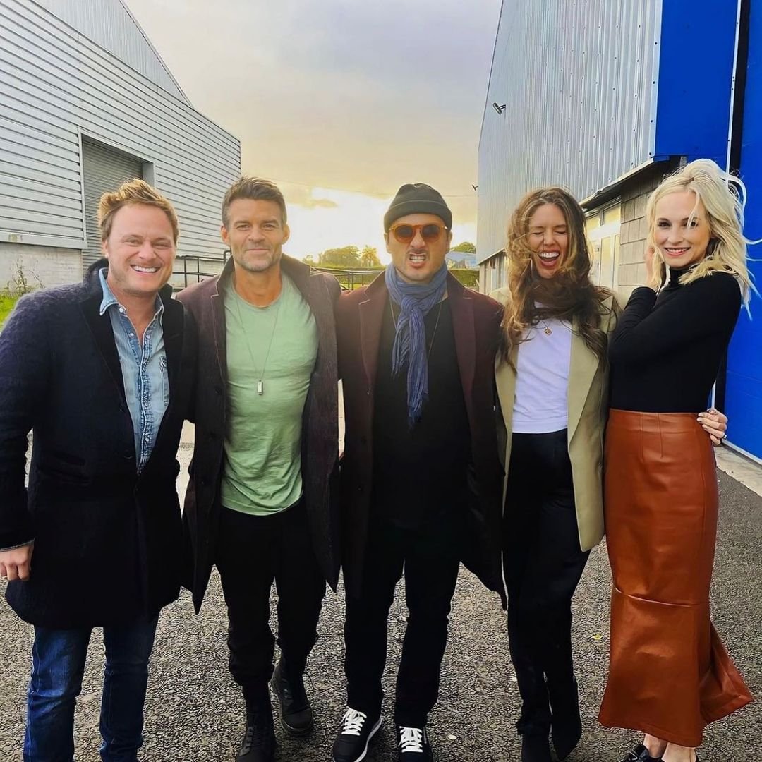 Simran2402's tweet photo. ~ ๐ #KaylaEwell with her #TVD Co. Actors and Actress #CandiceAccolaKing, #MichaelMalarkey, #DavidAnders & #TVD/#To Co. Actor #DanielGillies at a Con ๐ ~ #TVDReunion #TOReunion #new ๐๐ซ๐๐ฉโโค๏ธโ๐โ๐จโค๏ธโ๐ฅ๐ฉโโค๏ธโ๐จ๐ฅฐ๐๐ฌ๐ง๐ต๐ก๏ธ๐งโโ๏ธ๐ฉธ๐๐๐ช๐ฃโฐ๏ธ๐ฆ๐ฌ๐๏ธ๐ฅโพ๏ธ๐ฉ๐๐๐งฅ๐๐ ๐๐โ๐๐
๐ซ๐ญ๐ฌ๐ค๐โ๏ธ๐ธ๐ข๐๐ท๐๐ https://t.co/9AwM6AKCVH