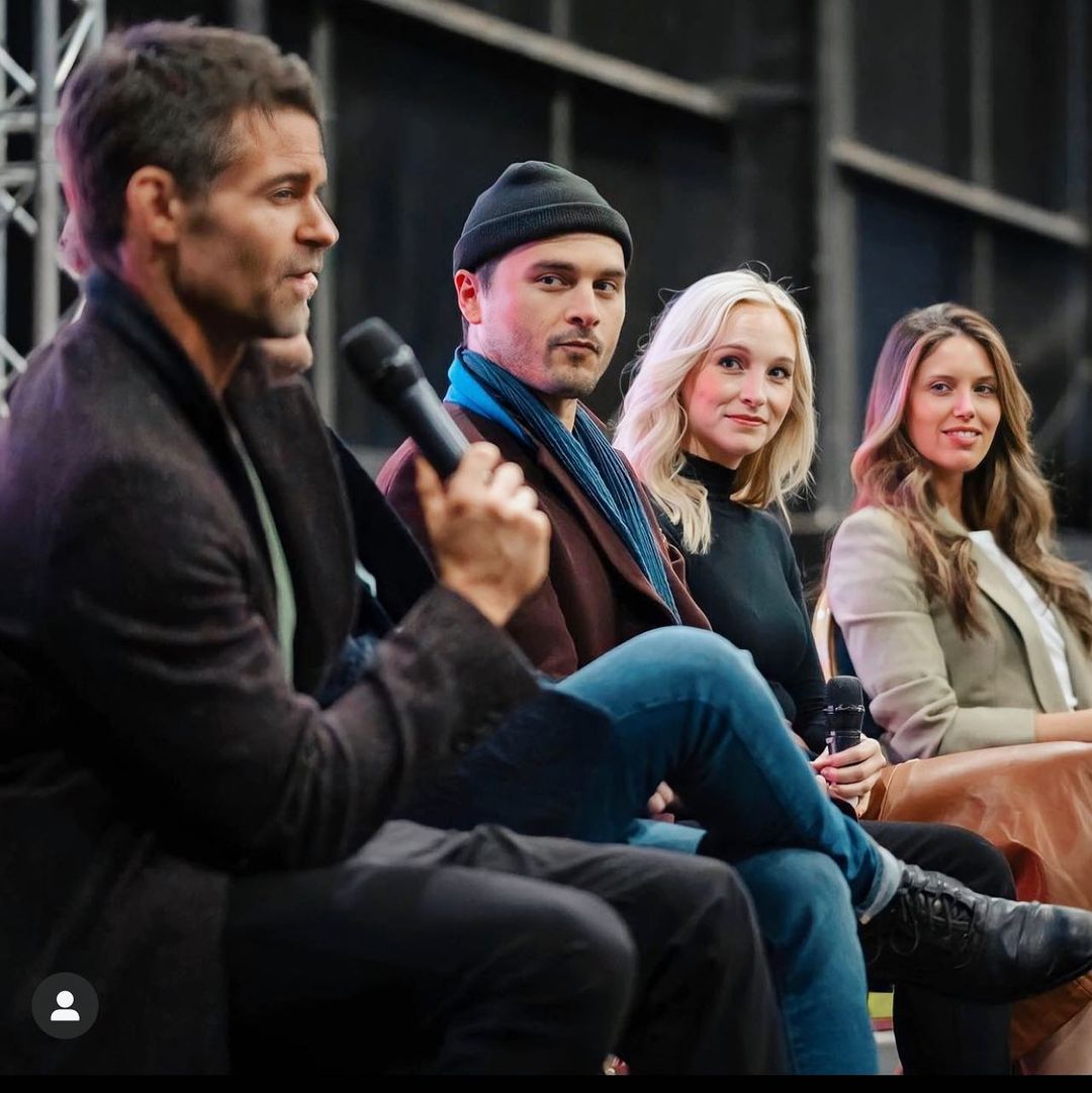 Simran2402's tweet photo. ~ ๐ #KaylaEwell with her #TVD Co. Actors and Actress #CandiceAccolaKing, #MichaelMalarkey, #DavidAnders & #TVD/#To Co. Actor #DanielGillies at a Con ๐ ~ #TVDReunion #TOReunion #new ๐๐ซ๐๐ฉโโค๏ธโ๐โ๐จโค๏ธโ๐ฅ๐ฉโโค๏ธโ๐จ๐ฅฐ๐๐ฌ๐ง๐ต๐ก๏ธ๐งโโ๏ธ๐ฉธ๐๐๐ช๐ฃโฐ๏ธ๐ฆ๐ฌ๐๏ธ๐ฅโพ๏ธ๐ฉ๐๐๐งฅ๐๐ ๐๐โ๐๐
๐ซ๐ญ๐ฌ๐ค๐โ๏ธ๐ธ๐ข๐๐ท๐๐ https://t.co/9AwM6AKCVH