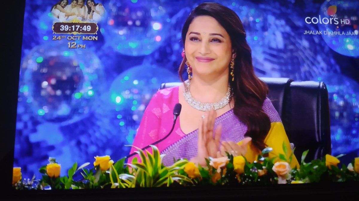 How can you always look so drop-dead gorgeous <a href="/MadhuriDixit/">Madhuri Dixit Nene</a>
😍♥️? 
Lots of Love and Happy Diwali to you and your family 💐🙏🏻

#JhalakDikhlaJaa10