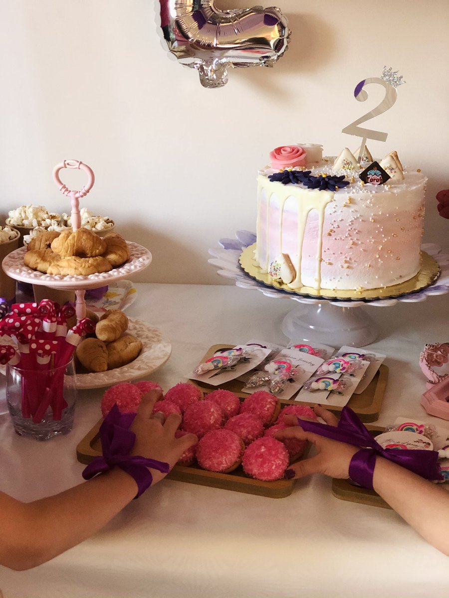 أتمت حُلوَتاي حفظ الجزء الثاني من كتاب الله، فاحتفلن اليوم مع صديقاتهن؛ حفلة مليئة بالبهجة ورقّة الفتيات. 🌸🍭 علّموا أطفالكم أننا نفرح بهذا وهكذا، لا بأعياد الميلاد والمنكرات، والحمد لله. 🥳