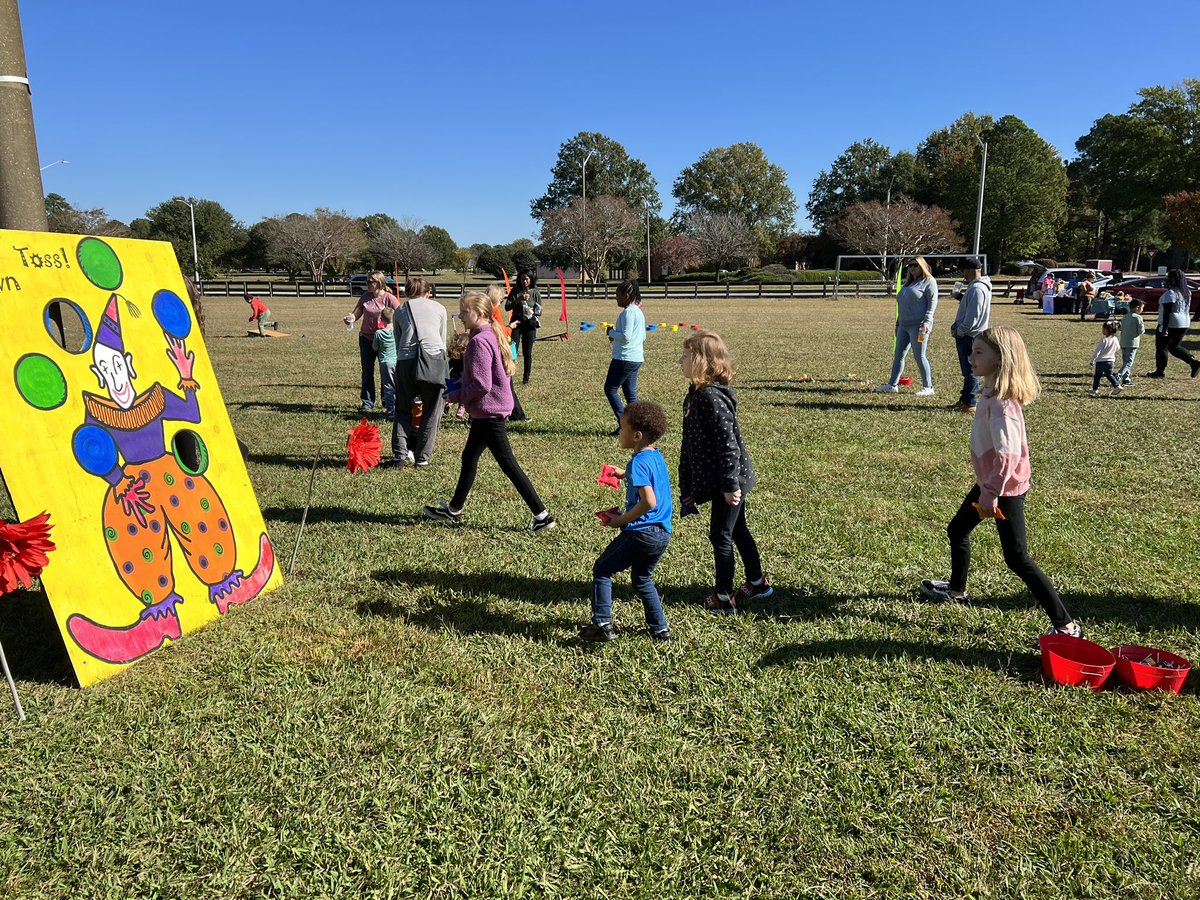 mrsramirez2002's tweet photo. Come on out to the Yates Fall Festival!! We are here until 3pm!!
#yatesmates #nnpsproud https://t.co/tXKZkCFGBn