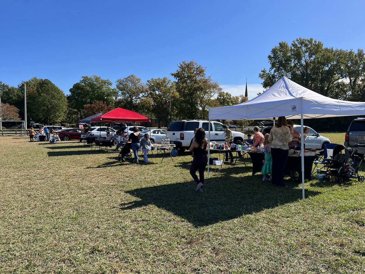 mrsramirez2002's tweet photo. Come on out to the Yates Fall Festival!! We are here until 3pm!!
#yatesmates #nnpsproud https://t.co/tXKZkCFGBn