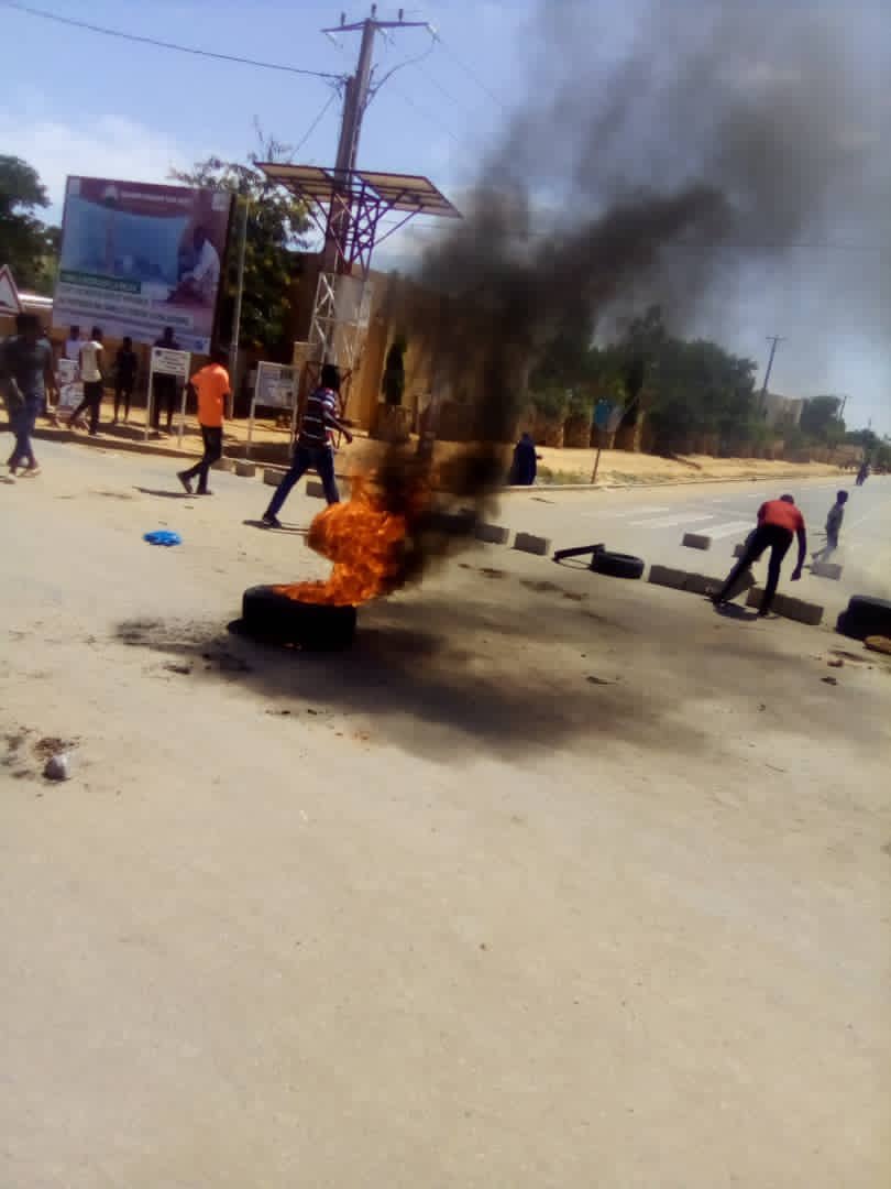 Sinzrganda's tweet photo. #Niger | #Maradi: Manifestation ce jour des étudiants de l’université de Maradi. Cette sortie de l’UENUM intervient après la décision du Ministre des Enseignements Supérieur qui a instruit le #CROU à suspendre les prestations relatives à la restauration & transport des étudiants. https://t.co/PVdZfOCmRl