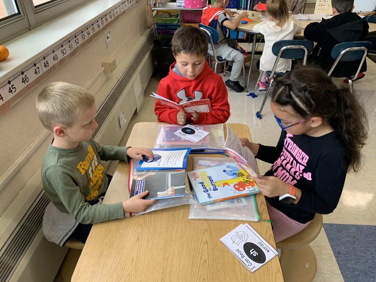 DanielleLegnard's tweet photo. Teaching first graders how to transfer their phonemic awareness and phonics skills to their independent reading! #ROAR #amazingteachers #thebethelway @BethelCTSuper @brookskristen1 @MichelleRutled3 https://t.co/Irm2GNflLR