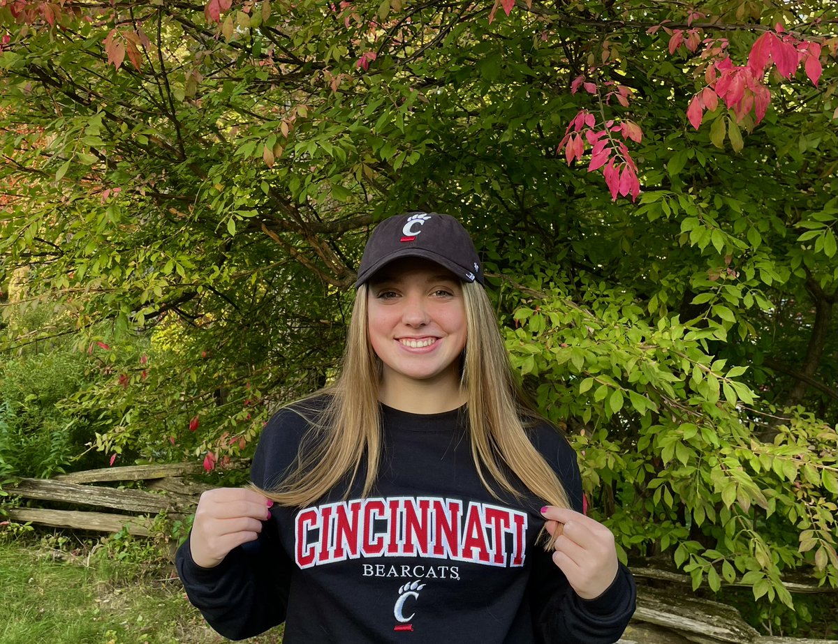 ozaukeeaquatics's tweet photo. We got ourselves a Bearcat!!  Congrats Libby Michel on you decision to continue your education and swimming at Cincinnati!!  Go OZ!! https://t.co/vKnTNZyvCs