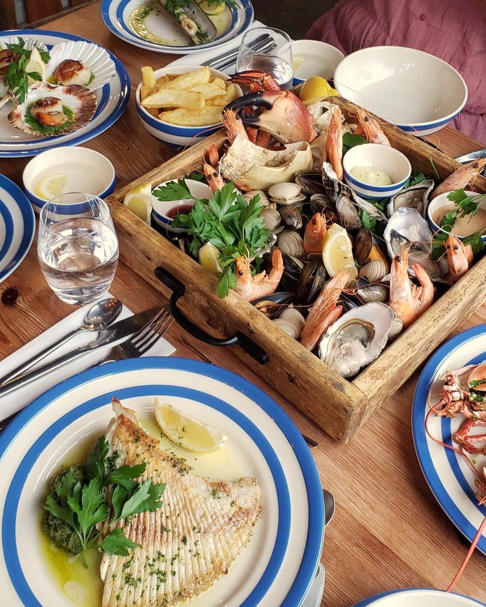 thescallopshell's tweet image. The dream weekend table featuring our showpiece shellfish plate, skate wing and signature scallops! Perfect for sharing with your favourites…🦀✨

📷: ukfoodgirl.inthesouth 

#shellfishplate #fruitsdemer #freshisbest
