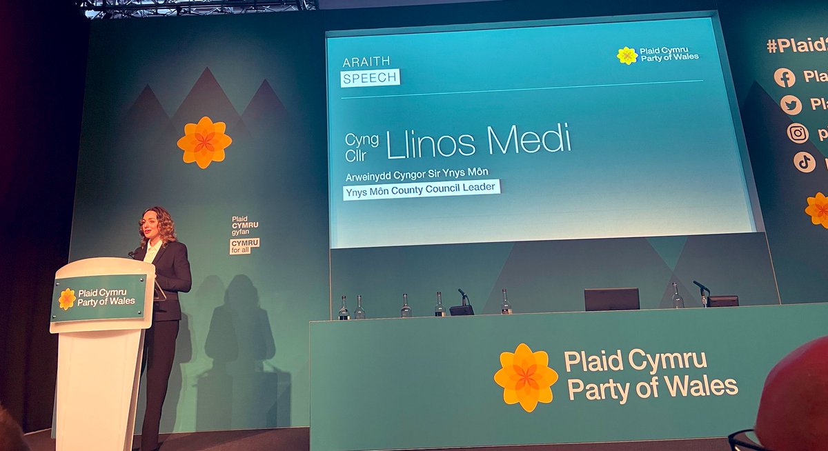 Sioned_W's tweet photo. Araith mor bwysig a grymus gan @llinos_medi yn ein hatgoffa o rôl ganolog ein cynghorau yn cynnal a gwarchod ein cymunedau #Plaid22 https://t.co/V7MvEkusMd