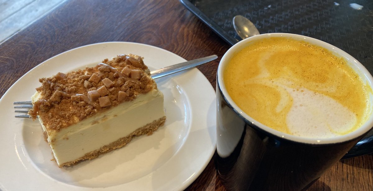 TakasakiAndy's tweet photo. A final shire wandering this morning. Fromes Hill to Ledbury. Around 11 miles of top-class rambling in all and a nice stop at a vineyard for lunch. That's all 15 routes on the #Herefordshiretrail complete. I rewarded myself with a coffee and cake in Ledbury. #FollowTheApple https://t.co/8ss3lXheC3