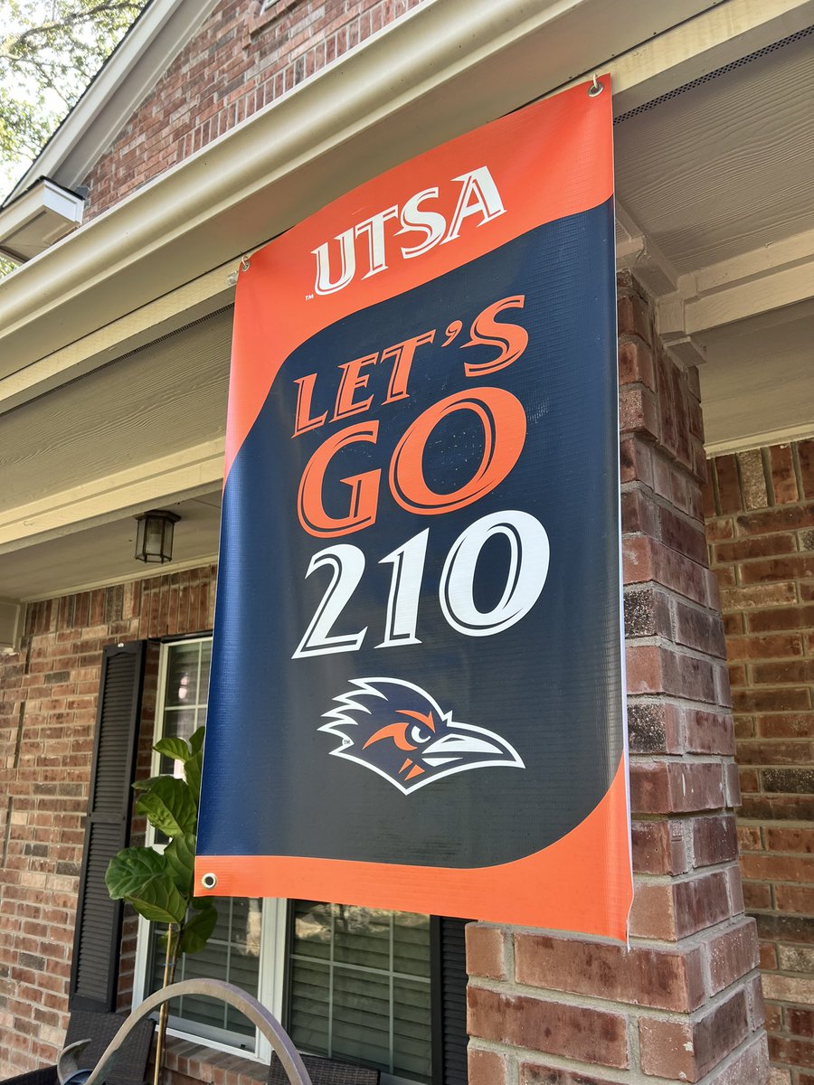 A win today also makes the #Roadrunners bowl eligible.🤙🏈 @UTSAFTBL @UTSAAthletics @UTSAAlumni @LisaUTSA @CoachTraylor @theJJPerez @tamitz @asalinas210 @thefrankharris #PackTheDome 🏟️ #Gameday #LetsGo210