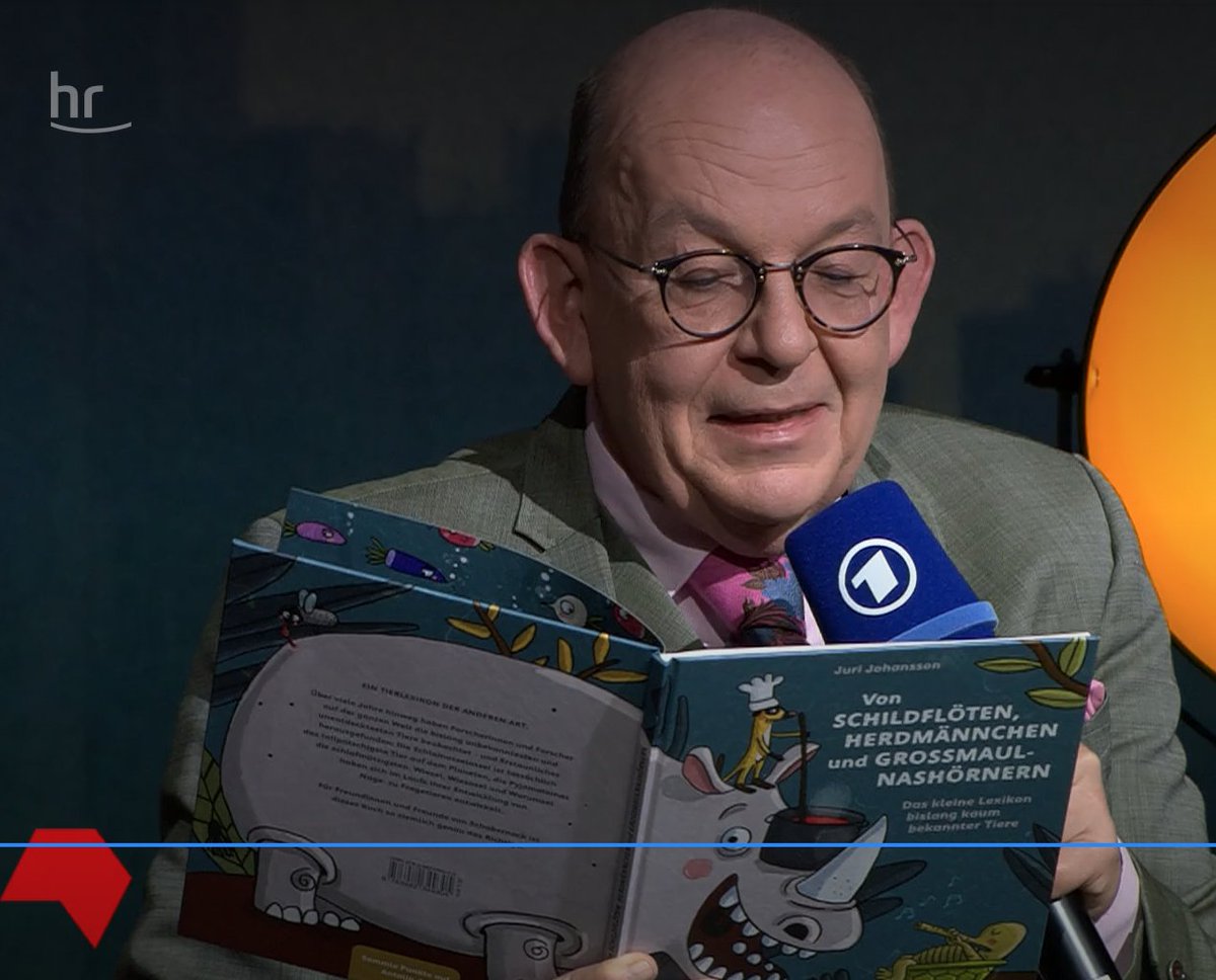 krausverlag's tweet photo. "Ich möchte Ihnen vorschwärmen von einem illustrierten Kinderbuch [...]. Mein Lieblingstier aus diesem kleinen Lexikon ist die Schmolle."

Denis Scheck in der ARD-Sendung "druckfrisch" von der Buchmesse 2022 über "Von Schildflöten, Herdmännchen und Großmaulnashörnern". https://t.co/YirRewwJZv