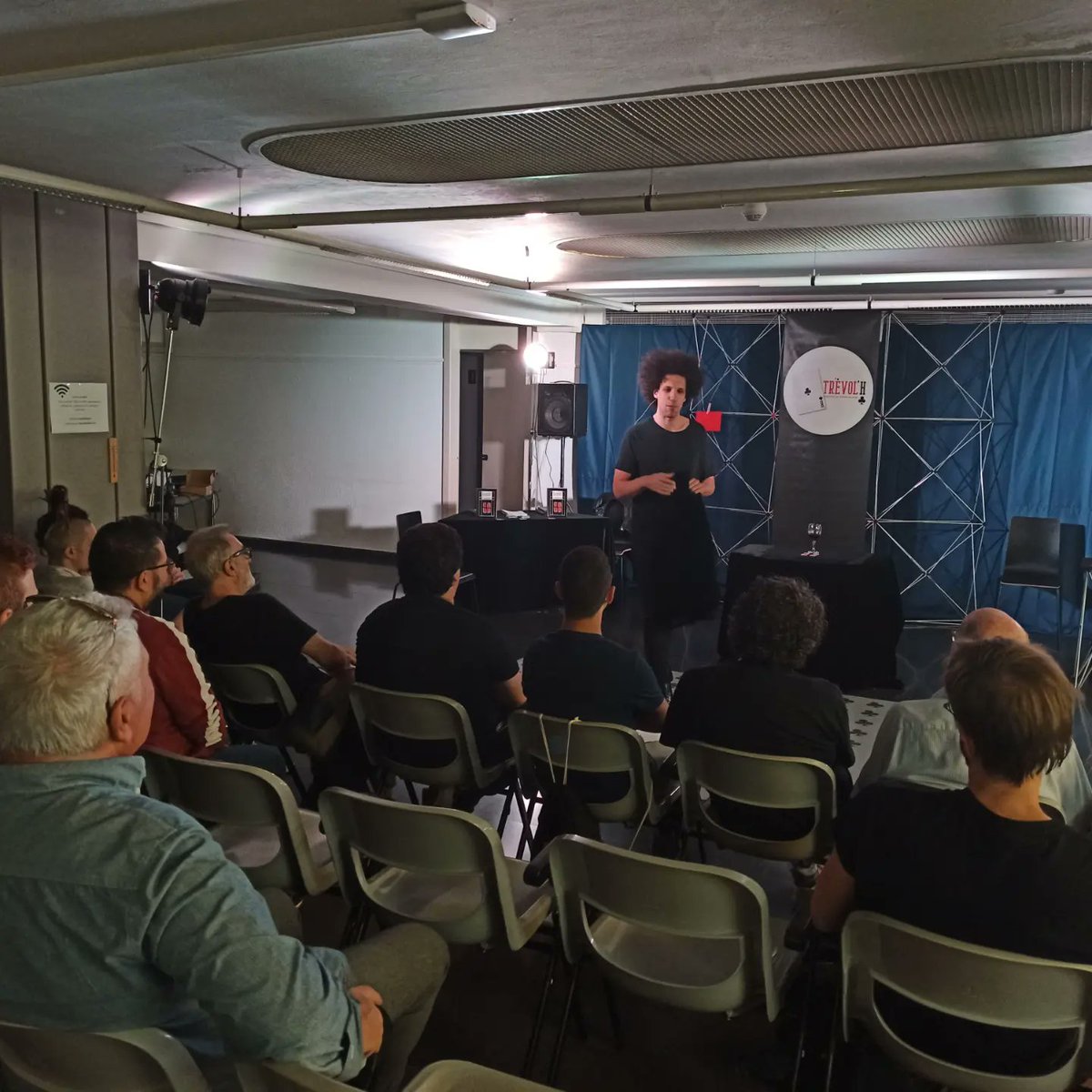 A punt de començar “Primeros de abril”. L’acció formativa magistral impartida per en Paco Agrado, un dels mags de prop més premiats en els darrers anys i un habitual de la programació teatral a Madrid.