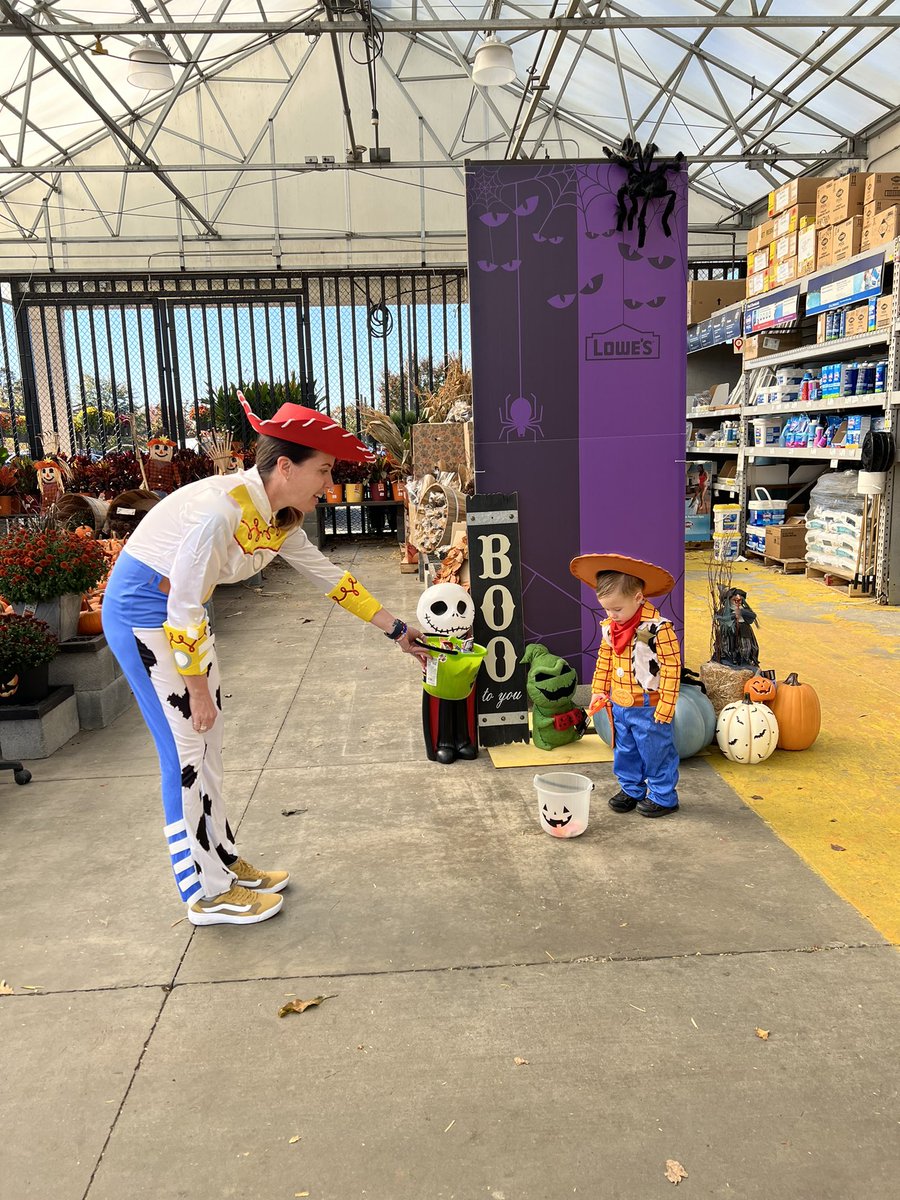 fraser_lei's tweet photo. Lowes 517 - Charlottesville, VA Trick or Treat🐈‍⬛🧹🦇🎃👻 from 11am - 1pm @TwittySherika @xen_arely @nmcmillan1 @bharrington517 https://t.co/tu8Cil6bDn