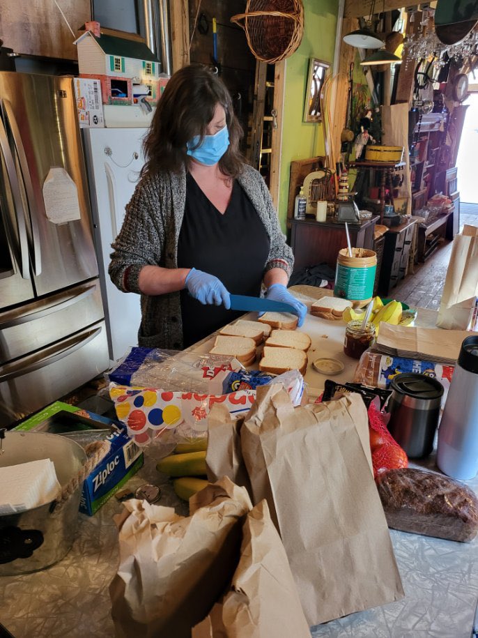 highjinxottawa's tweet photo. There’s just something about making peanut butter and banana sandwiches for brown bag lunches that takes us back.
🍌
What’s your favourite sandwich?
🥪
#neighbourshelpingneighbours #feedothers #foodcrisis #vulnerable #helping #socialinfrastructure #community #ottawa https://t.co/RxkljBm1Qq