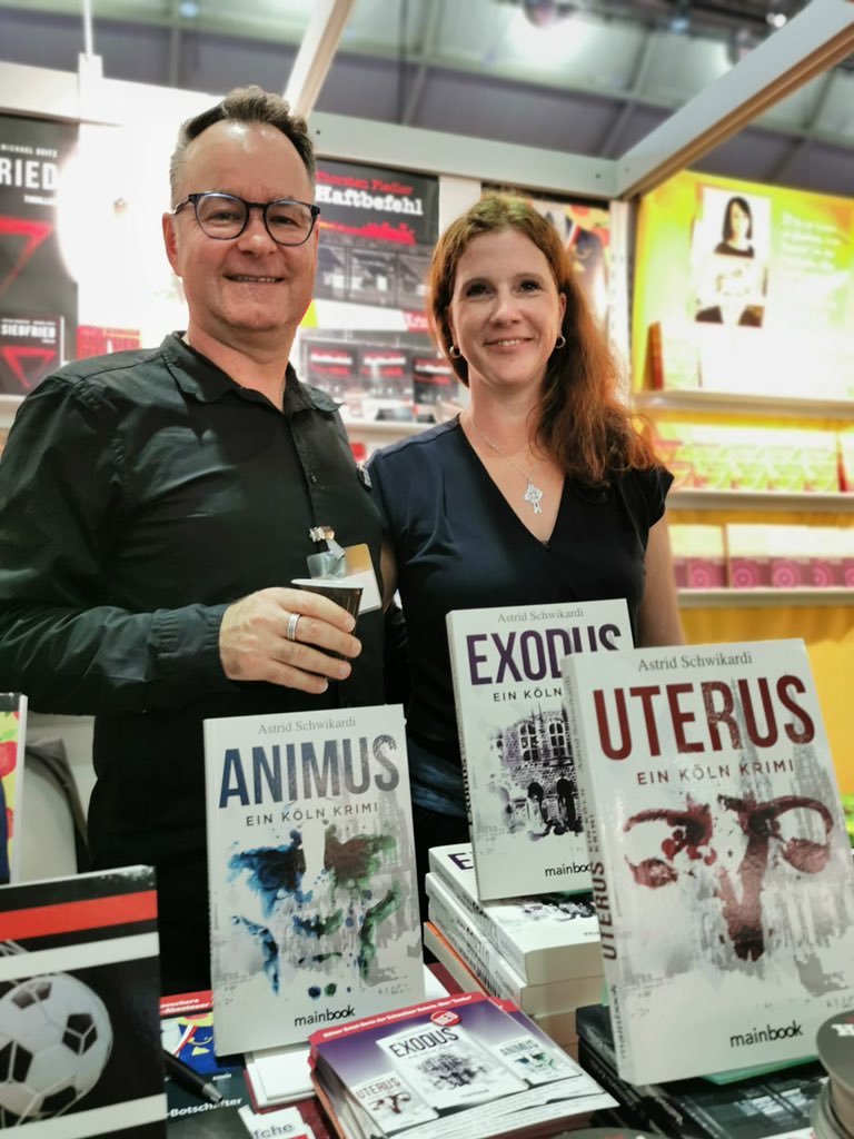 Ein weiterer Tag auf der Frankfurter Buchmesse! Mein Verleger &amp; meine Wenigkeit.

#FBM22 #FBM2022 #Buchmesse #FrankfurterBuchmesse #bookstagram #büchersüchtig #mainbook #verlag #buchverlag