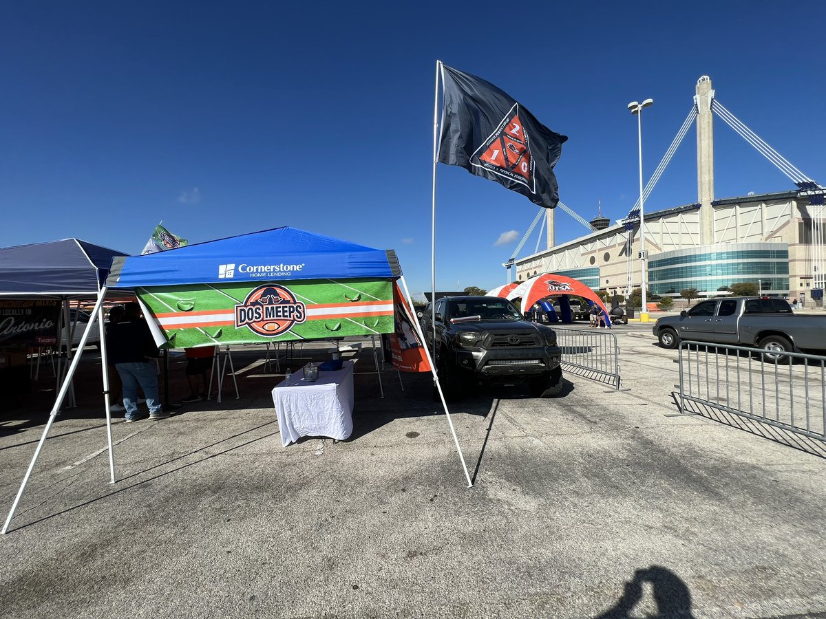Setserrr's tweet photo. Giving away Spurs tickets at the UTSA tailgate 🎉🎉 lot B-1 ‼️‼️ https://t.co/7kQlmGMd0b