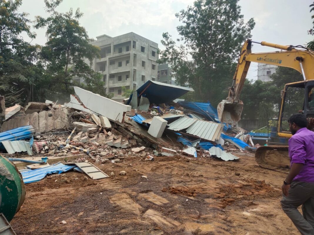 AdvEnnamsetty's tweet photo. Illegal structures in Miyapur Public Park finally dismantled after High Court suggests prosecution of @GHMCOnline officials. Kudos to @vinay_vangala for his persistent effort.
#Environment 
@DonitaJose @CoreenaSuares2 @TOIIndiaNews @ndtv https://t.co/SzgkrwnXbz